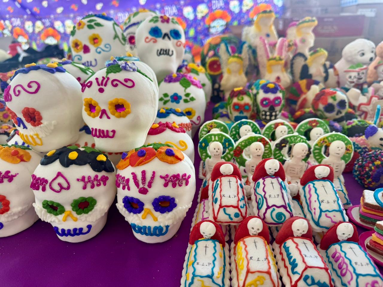 El Festival Calaverita regresa a Morelia: Tradición y sabor en la Plaza Valladolid 1 Endulzan calaveritas de azucar el centro de Morelia con festival