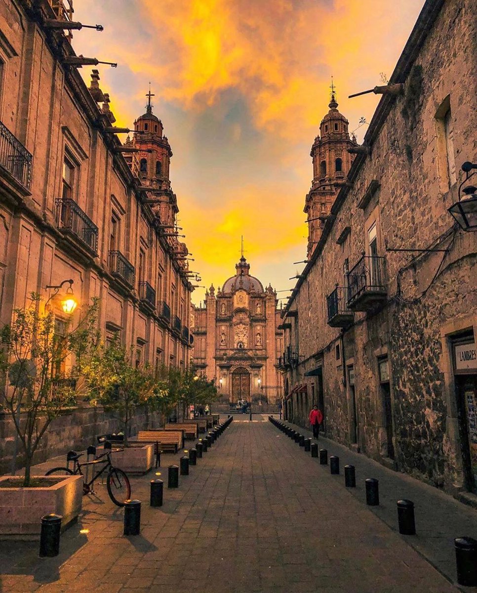 Descubre la Historia del Andador Benito Juárez en Morelia: Un Tesoro del Centro Histórico 1 anadador
